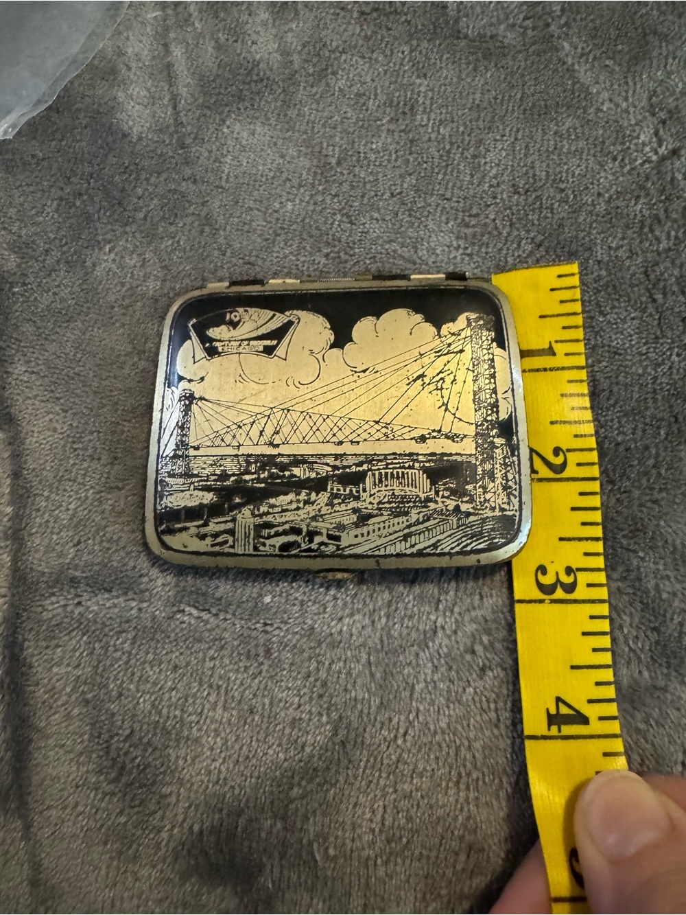 Vintage 1934 Gold-Tone Metal Case with Black Cityscape of Chicago Illustration - Picture 6 of 7